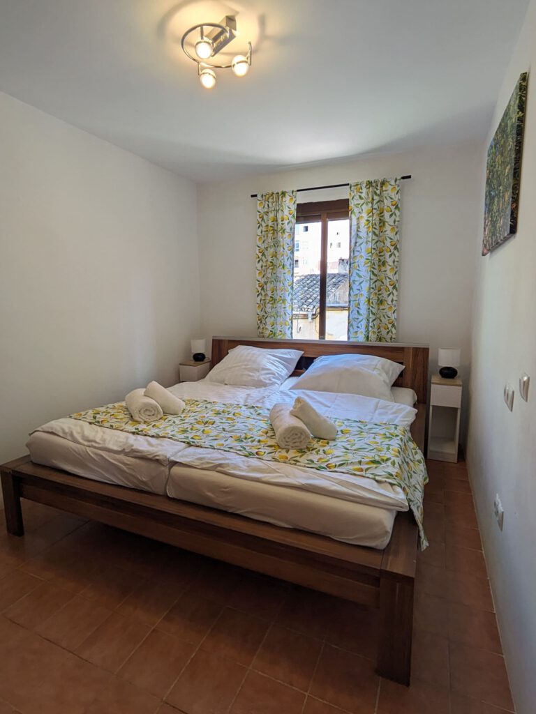 schlafzimmer_1_bett_licht