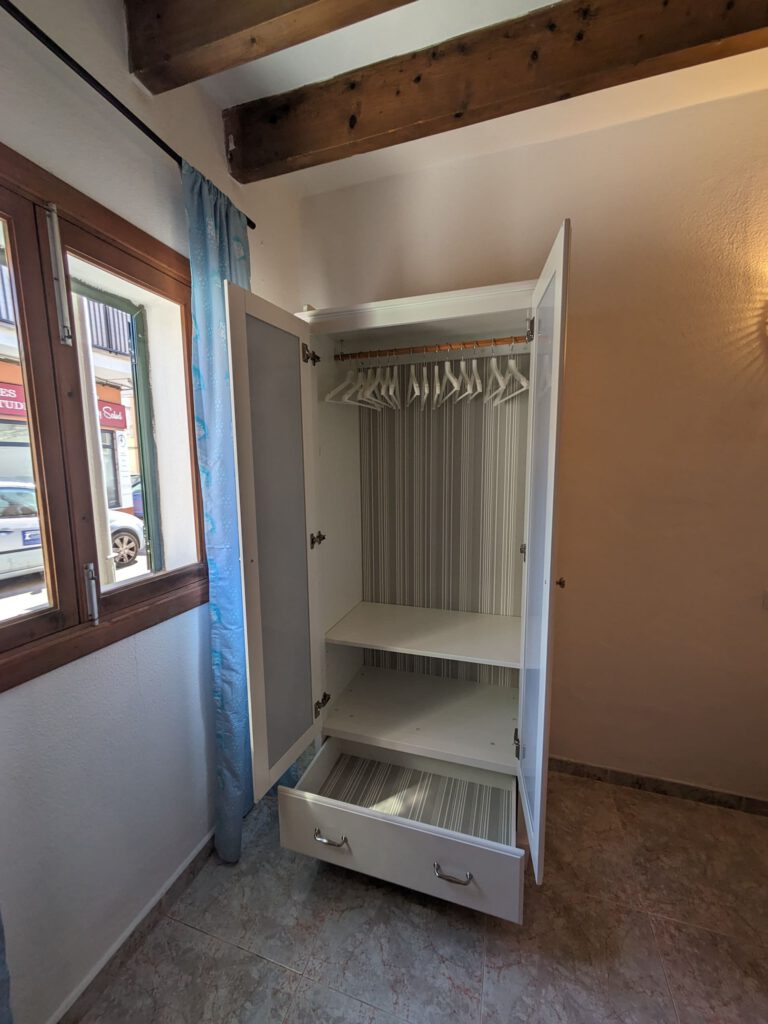 schlafzimmer_3_kleiderschrank_innen